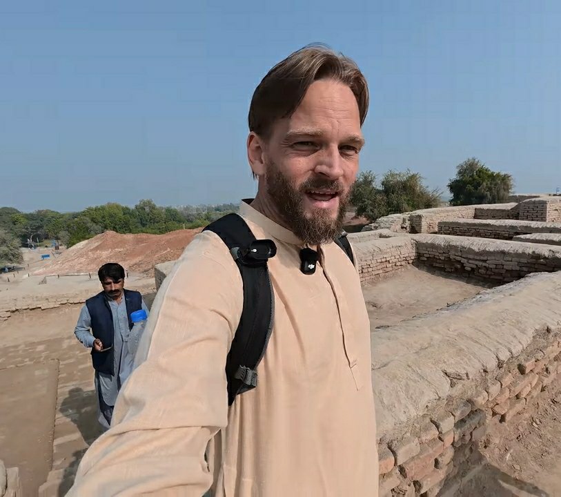 KraantiKumar's tweet photo. न्यूज़ीलैंड यूटूबर Karl Rock प्राचीन सिंधु घाटी सभ्यता को देखने मोहनजोदड़ो गए थे.

ऊंचे टीले के बारे में साफ साफ अक्षरों में लिखा है Buddhist Stupa.

भारतीय इतिहासकार मोहनजोदड़ो सभ्यता को बौद्ध सभ्यता मानने को राजी नही हैं.

वो मान जाएंगे तो उन्हें मानना पड़ेगा बौद्ध सभ्यता 8000 साल पुरानी सभ्यता है.

पूरी सिंधु घाटी सभ्यता बौद्ध सभ्यता है. धोलावीरा से लेकर राखीगढ़ी तक और मोहनजोदड़ो से लेकर पेशावर तक. काबुल से लेकर सेंट्रल एशिया तक सब बौद्ध सभ्यता था.
