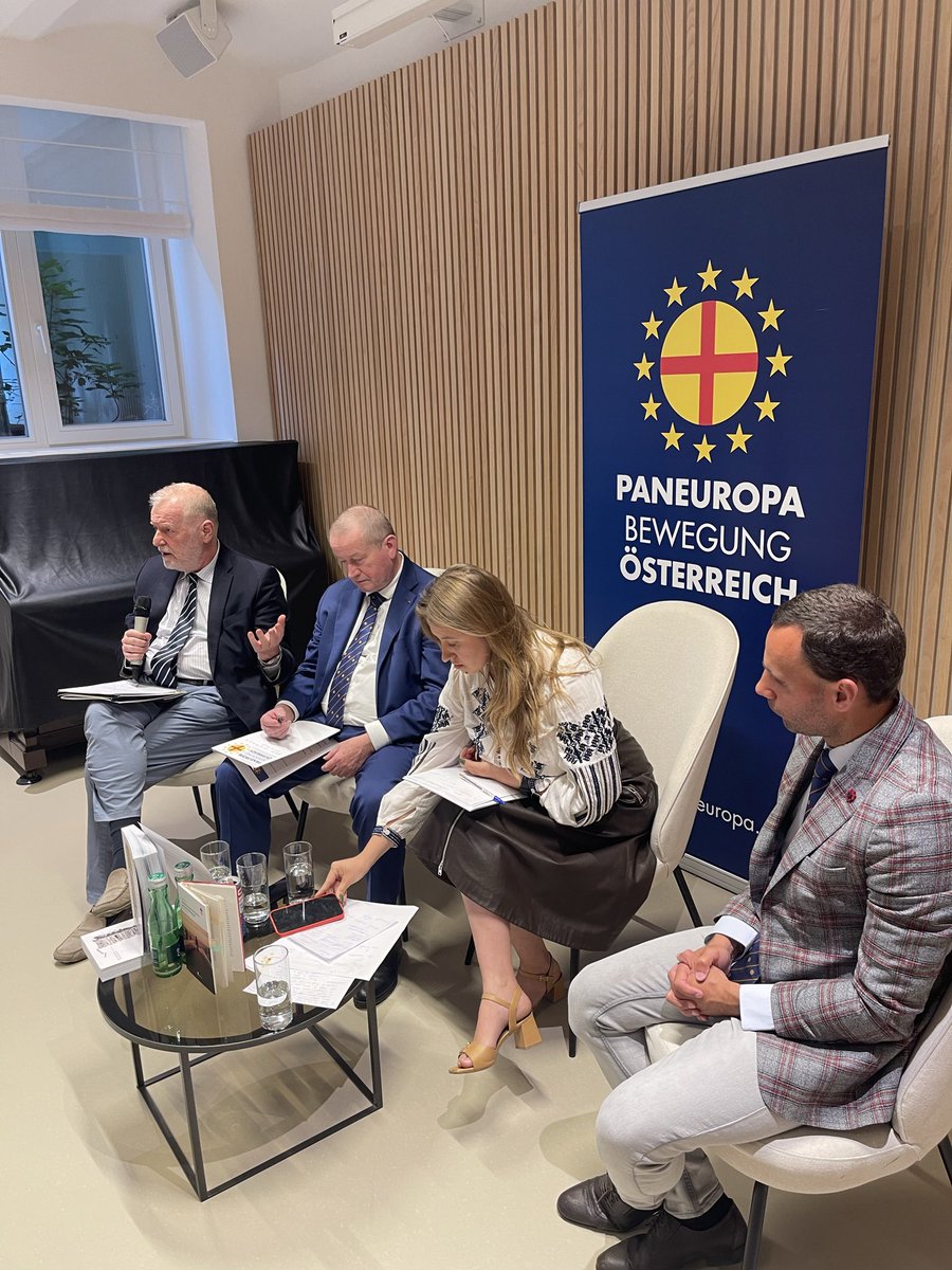 GencPollo's tweet photo. Në Vjenë me Paneuropianët e Austrisë e të shumë vendeve të tjera për të diskutuar sfidat tona në kuadrin e sfidave të Europës
Në njëqindvjetorin e Kongresit Paneuropian të v1926 po në Vjenë. 
@paneuropa_at @KloucekRainhard https://t.co/FbbHgay0Ps