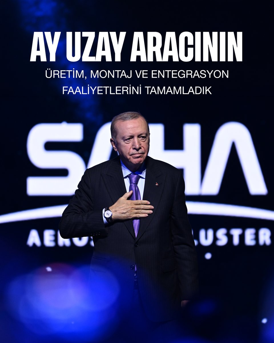 RTErdogan's tweet photo. Bundan beş sene önce programı açıklarken Ay’a gitme hedefi koymuş, bunu milletimizle paylaşmıştık.

Ufku dar, vizyonu sığ, muhayyilesi kıt kimi çevrelerin küçümseyici eleştirilerine muhatap olan iddiamızı hayalden çıkarıp attığımız adımlarla bugün somut bir programa dönüştürdük. 

Ay Araştırma Programımız kapsamında geliştirdiğimiz Ay uzay aracının üretim, montaj ve entegrasyon faaliyetlerini tamamladık.

Şimdi sistem seviyesi çevresel testlerimizi gerçekleştiriyoruz.

Yaklaşık 3,5 ton ağırlığındaki Ay uzay aracımızın %80’in üzerinde yerlilik oranına sahip olması, bizim için ayrıca büyük bir gurur kaynağıdır.

Daha da önemlisi, İMECE ve Türksat 6A gibi projelerde kazandığımız mühendislik tecrübesini Ay görevimize aktarıyoruz.

Yani her seferinde sıfırdan başlamıyor, bir önceki görevde kazandığımız bilgi ve tecrübeyi bir sonraki hedefimize taşıyoruz.