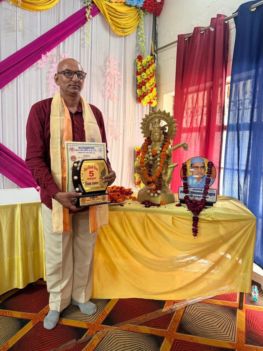 satyapals225's tweet photo. अंतर्राष्ट्रीय शिक्षक दिवस के पावन अवसर पर स्व. श्री रामप्रकाश भारद्वाज (राष्ट्रीय शिक्षक सम्मान प्राप्त) की स्मृति में आदरणीया संयुक्त शिक्षा निदेशक प्रोफेसर शशि कपूर व माननीय कैलाश यादव (पूर्व सांसद) के करकमलों से शिक्षक श्री सम्मान से पुरस्कृत होने का सौभाग्य प्राप्त हुआ। https://t.co/AMG7eU4WFI