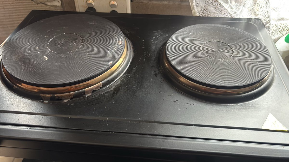 Swtnathi's tweet photo. @homechoice make it make sense why a month old stove would be like this? Just make understand https://t.co/x9R74Kk4Fs
