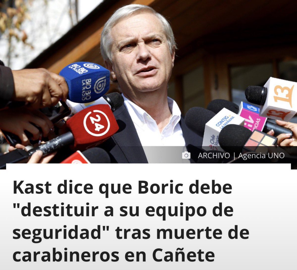 lorenafriesm's tweet photo. Lamentamos siempre la muerte de carabineros que cumplen su deber. Pero no se puede jugar con el miedo ni exigir responsabilidades sólo cuando se es oposición. Kast candidato pidió renuncias al equipo de seguridad de Boric. ¿Ahora aplicará el mismo estándar? Un poco de coherencia. https://t.co/hfuOYt8ZQB