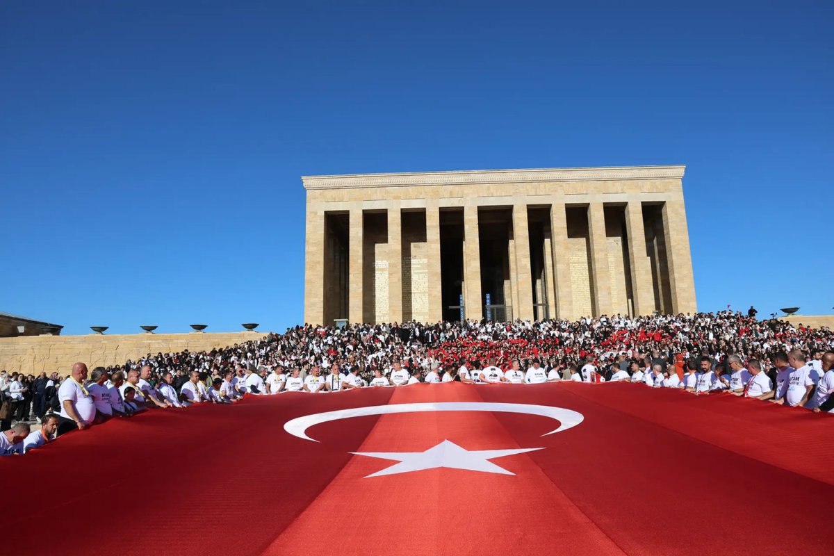 losev1998's tweet photo. Büyük LÖSEV Ailesinin binlerce ferdi ile; sevgi, iyilik ve umutla, Atamızın huzurunda♥️
#AtamİzindeyizLÖSEV https://t.co/kC0RNfspxx