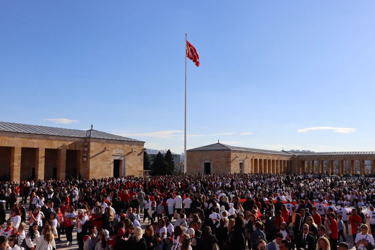 losev1998's tweet photo. Büyük LÖSEV Ailesinin binlerce ferdi ile; sevgi, iyilik ve umutla, Atamızın huzurunda♥️
#AtamİzindeyizLÖSEV https://t.co/kC0RNfspxx