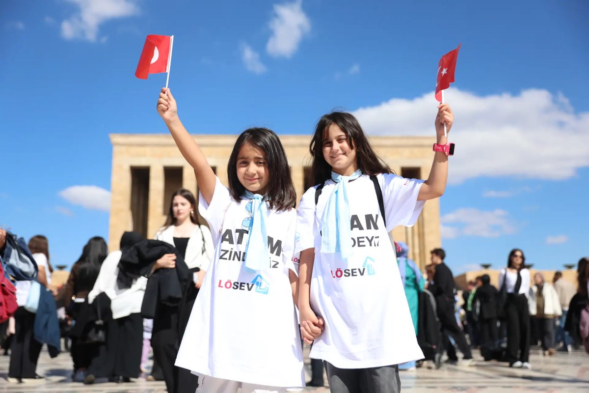 losev1998's tweet photo. Büyük LÖSEV Ailesinin binlerce ferdi ile; sevgi, iyilik ve umutla, Atamızın huzurunda♥️
#AtamİzindeyizLÖSEV https://t.co/kC0RNfspxx