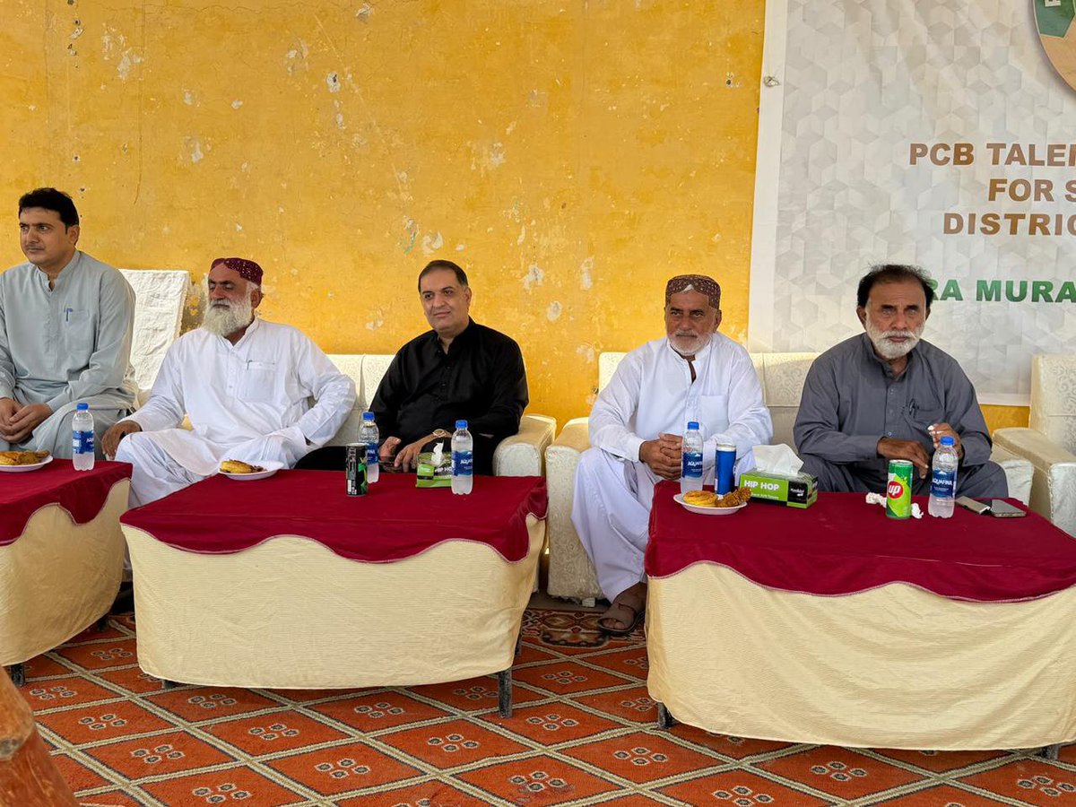 ahp45549's tweet photo. پاکستان کرکٹ بورڈ کے زیرِ اہتمام کرکٹ ٹورنامنٹ کا انعقاد اوستا محمد، بلوچستان میں کیا گیا۔

مہمان_خصوصی_عوامی لیڈر میر فاروق خان جمالی 

فائنل میچ اوستا محمد ہائی اسکول اور ڈیرہ اللہ یار ہائی اسکول کی ٹیموں کے درمیان کھیلا گیا، ونر ٹیم کو انعامات دے رہے ہیں https://t.co/RCLUnCDkbe