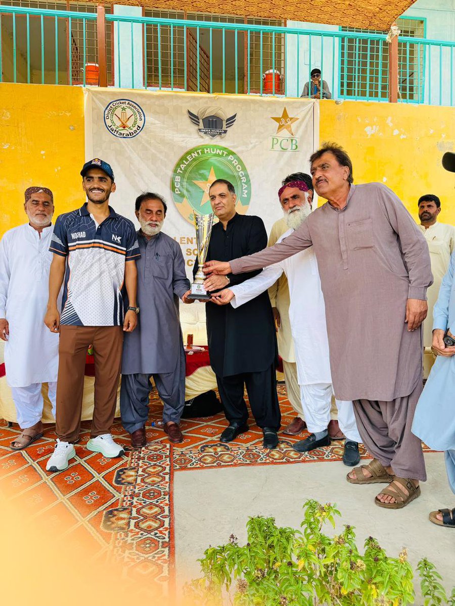 ahp45549's tweet photo. پاکستان کرکٹ بورڈ کے زیرِ اہتمام کرکٹ ٹورنامنٹ کا انعقاد اوستا محمد، بلوچستان میں کیا گیا۔

مہمان_خصوصی_عوامی لیڈر میر فاروق خان جمالی 

فائنل میچ اوستا محمد ہائی اسکول اور ڈیرہ اللہ یار ہائی اسکول کی ٹیموں کے درمیان کھیلا گیا، ونر ٹیم کو انعامات دے رہے ہیں https://t.co/RCLUnCDkbe