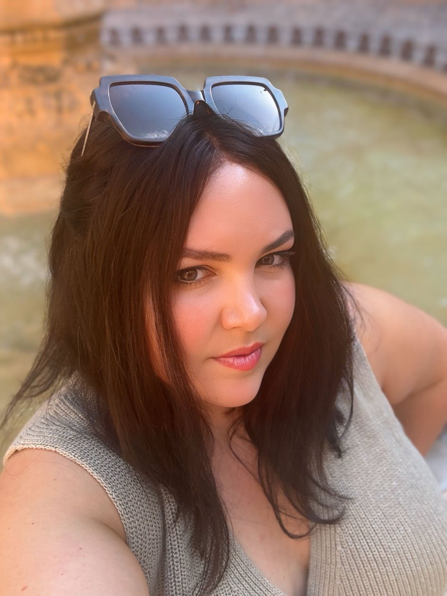 Elsa_fierce_'s tweet photo. Accepteriez-vous une demande d'ami d'une femme ronde? https://t.co/WDLXoG24nN