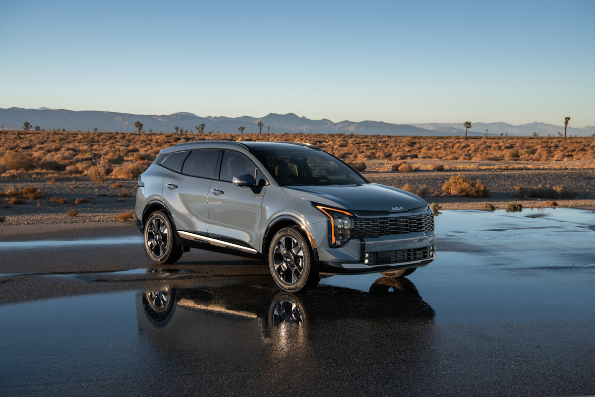 CarGurus's tweet photo. The Kia Sportage Hybrid strikes a balance between spacious family use and city-friendly size, featuring bold styling and useful tech. Check out our review here: https://t.co/OYuT6MXegj https://t.co/EOHmPI2nq5