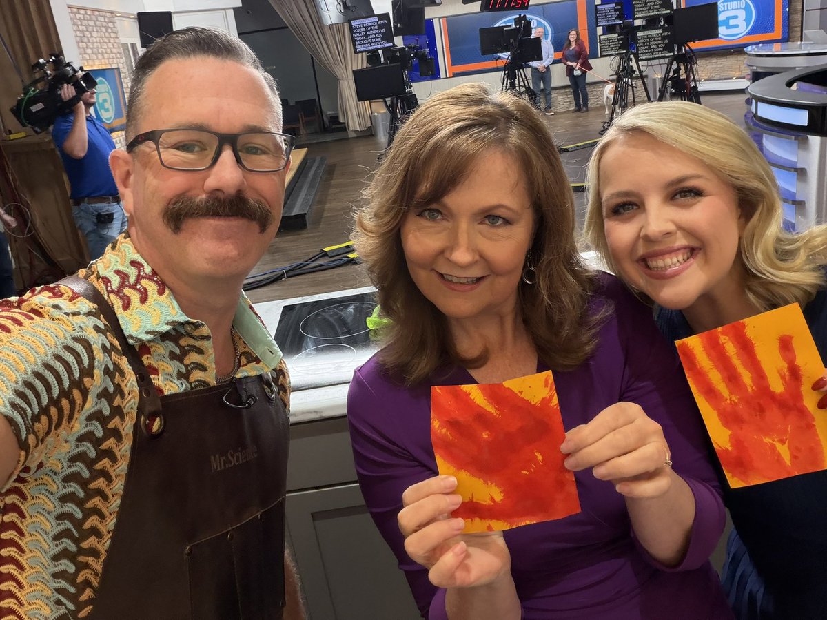 STEMLabOnTheGo's tweet photo. Had a blast with some of my spookiest science fun during WSAZ’s Studio 3, including a dissolving witch, Frankenstein’s hand, and bleeding paper. 👻🎃 #SpookyScience #MrScience https://t.co/oYCaiInFmU