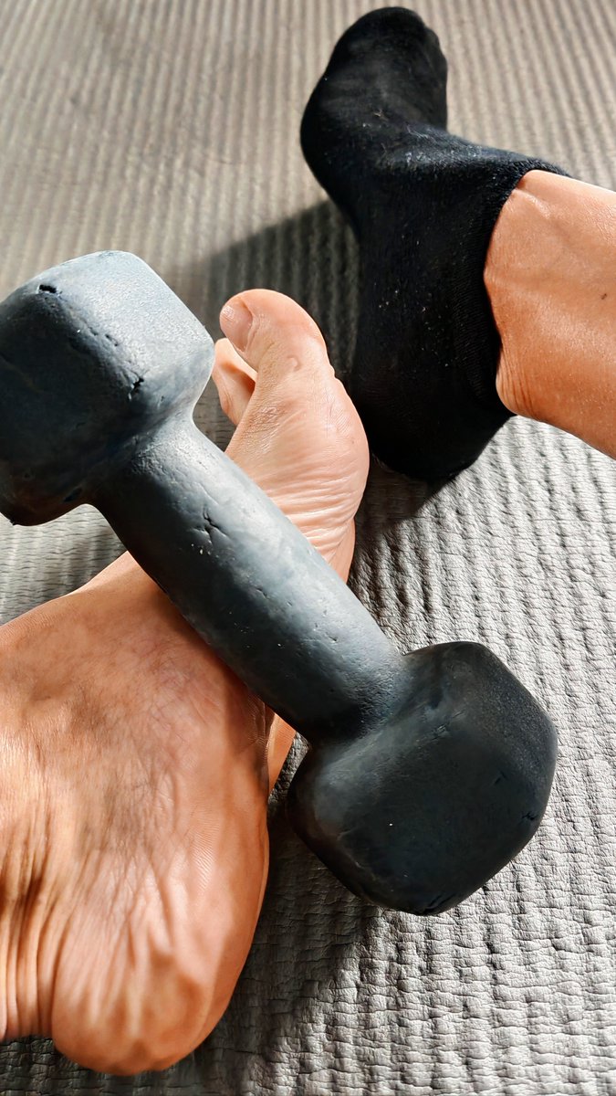 RoseFeet999X's tweet photo. I finished my sets.
Yours is one: stay with the smell
#gymfeet #sockoff #afterworkout #wrinkledsoles #barefeet #maturefeet #footfetish https://t.co/OefsHJS1R7