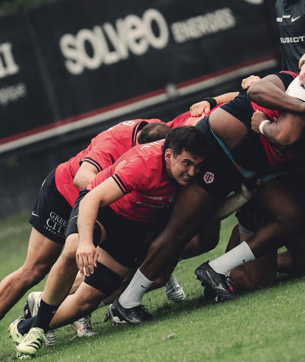 El_toulous1's tweet photo. 🔴⚫️ POINT GROUPE RECEPTION DE BAYONNE

On devrait retrouver plusieurs cadres dimanche soir et le dernière week-end avant le retour de la Champions Cup.

🟢 RETOURS / RENFORTS

Plusieurs joueurs laissés au repos à Castres font leur retour dans le groupe :
Baille / Aldegheri / Brennan / Flament / Dupont / Ntamack / Gourgues / Chocobares / Thomas

Quatre joueurs ont également repris l’entraînement collectif :
Jelonch / Banos / Mallez / Pouzelgues

Ils ne devraient toutefois pas encore reprendre la compétition ce week-end.

❌ INDISPONIBLES

Ramos : problème musculaire au mollet, absent 2 à 3 semaines.
Mauvaka : cheville
Kinghorn : problème musculaire
Barassi : cheville
Willis : genou
Delpy : épaule
Hawkes : tendon d’Achille
Meafou : genou
Épée : pied, pas avant 5 mois
Vergé : genou, pas avant printemps 2027
Ainu'u : encore trop juste, a toutefois augmenté son travail de course.
Castro-Ferreira : encore trop juste, a également augmenté son travail de course suite à sa blessure à la cheville.

Bonne nouvelle : aucun nouveau pépin physique n'est à signaler chez les joueurs victorieux à Castres

#STAB #stadetoulousain
