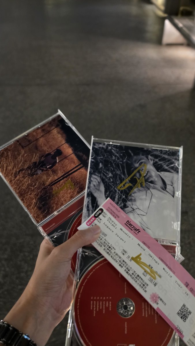 a3035mary's tweet photo. 20261005 Henry Moodie演唱會
沒有很早排隊，位子在10排靠右邊邊，開演前旁邊的粉絲往前鑽視野就受限了，只能怪自己不夠高，Henry一出來熟悉的感覺湧上，專輯同名歌曲開場，喜歡sunday morning輕快的曲風，MISS U終於聽到了，很多歌都好好聽，他也好可愛，不到一個半太短了啦！還要來台灣喔！ https://t.co/QokGUfFUf5