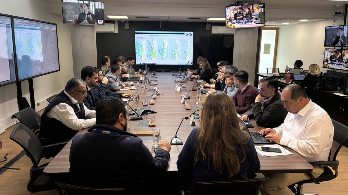 Senapred's tweet photo. AHORA | Directora Nacional de SENAPRED, Alicia Cebrián, encabeza mesa técnica para revisar el pronóstico meteorológico para el tramo comprendido entre las regiones de Coquimbo y Los Lagos. 
Participan @meteochile_dmc, @SubseInterior, @sernageomincl, entre otras instituciones del SINAPRED, además de nuestras direcciones regionales de SENAPRED de la zona afectada mediante videoconferencia.