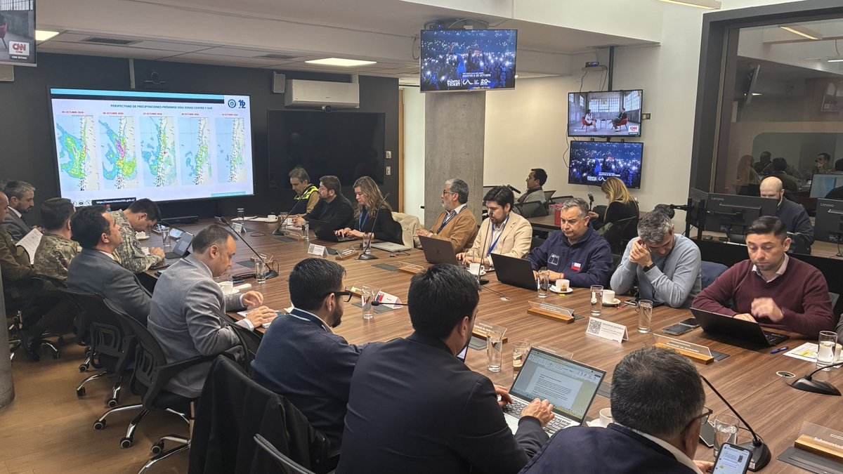 Senapred's tweet photo. AHORA | Directora Nacional de SENAPRED, Alicia Cebrián, encabeza mesa técnica para revisar el pronóstico meteorológico para el tramo comprendido entre las regiones de Coquimbo y Los Lagos. 
Participan @meteochile_dmc, @SubseInterior, @sernageomincl, entre otras instituciones del SINAPRED, además de nuestras direcciones regionales de SENAPRED de la zona afectada mediante videoconferencia.