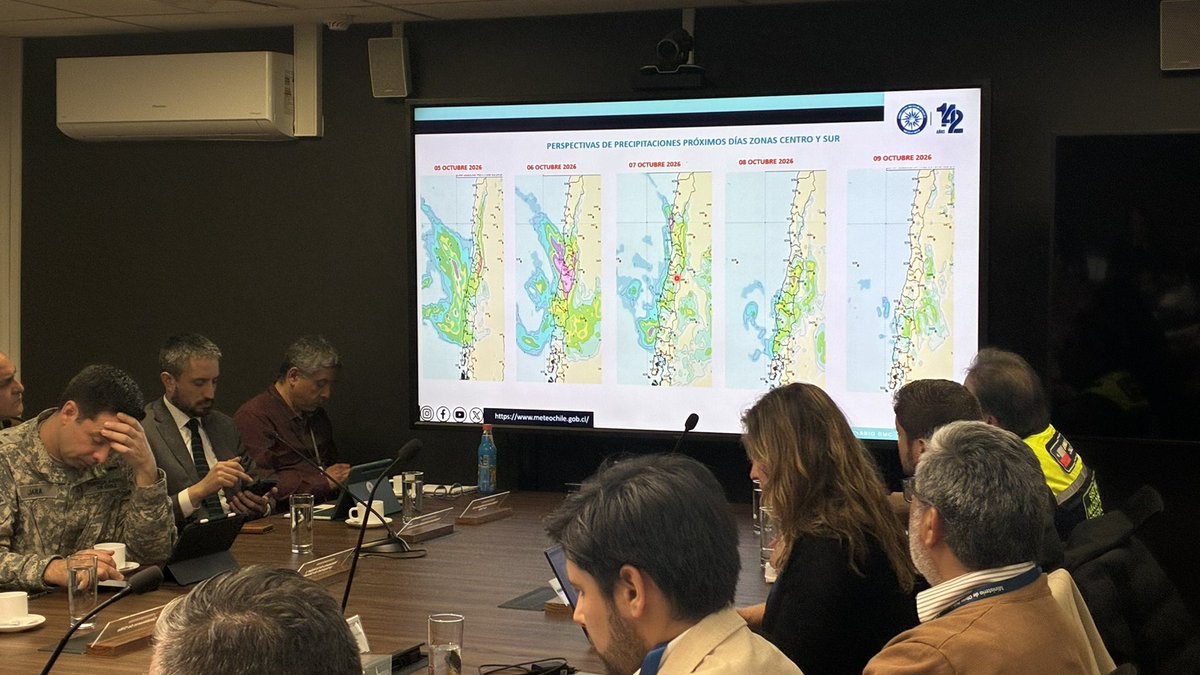 Senapred's tweet photo. AHORA | Directora Nacional de SENAPRED, Alicia Cebrián, encabeza mesa técnica para revisar el pronóstico meteorológico para el tramo comprendido entre las regiones de Coquimbo y Los Lagos. 
Participan @meteochile_dmc, @SubseInterior, @sernageomincl, entre otras instituciones del SINAPRED, además de nuestras direcciones regionales de SENAPRED de la zona afectada mediante videoconferencia.