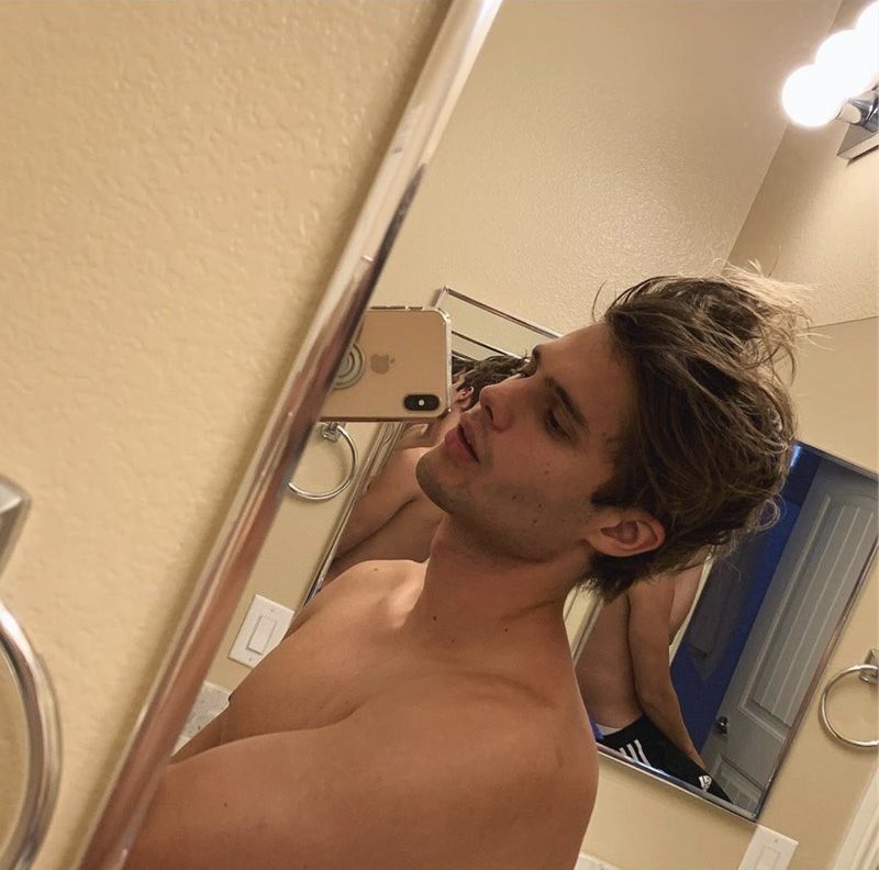 sansprejuges's tweet photo. @Yasmin939050558 @sleepyniche erm he had shoots where he lit had his bush out like 😭 but aside from being a whore i think he genuinely likes being active whatever activity/sport that is… he’s pretty good at billiards https://t.co/S01yCh99sx