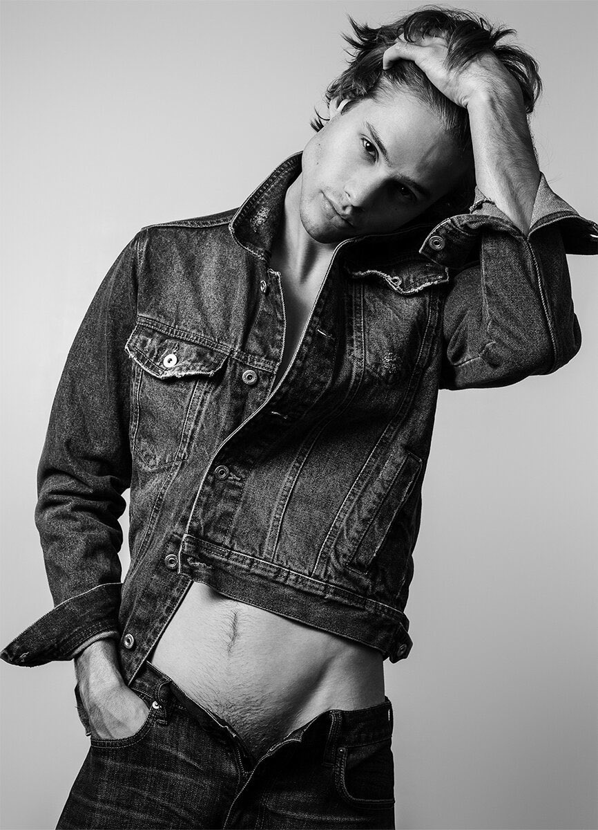 sansprejuges's tweet photo. @Yasmin939050558 @sleepyniche erm he had shoots where he lit had his bush out like 😭 but aside from being a whore i think he genuinely likes being active whatever activity/sport that is… he’s pretty good at billiards https://t.co/S01yCh99sx