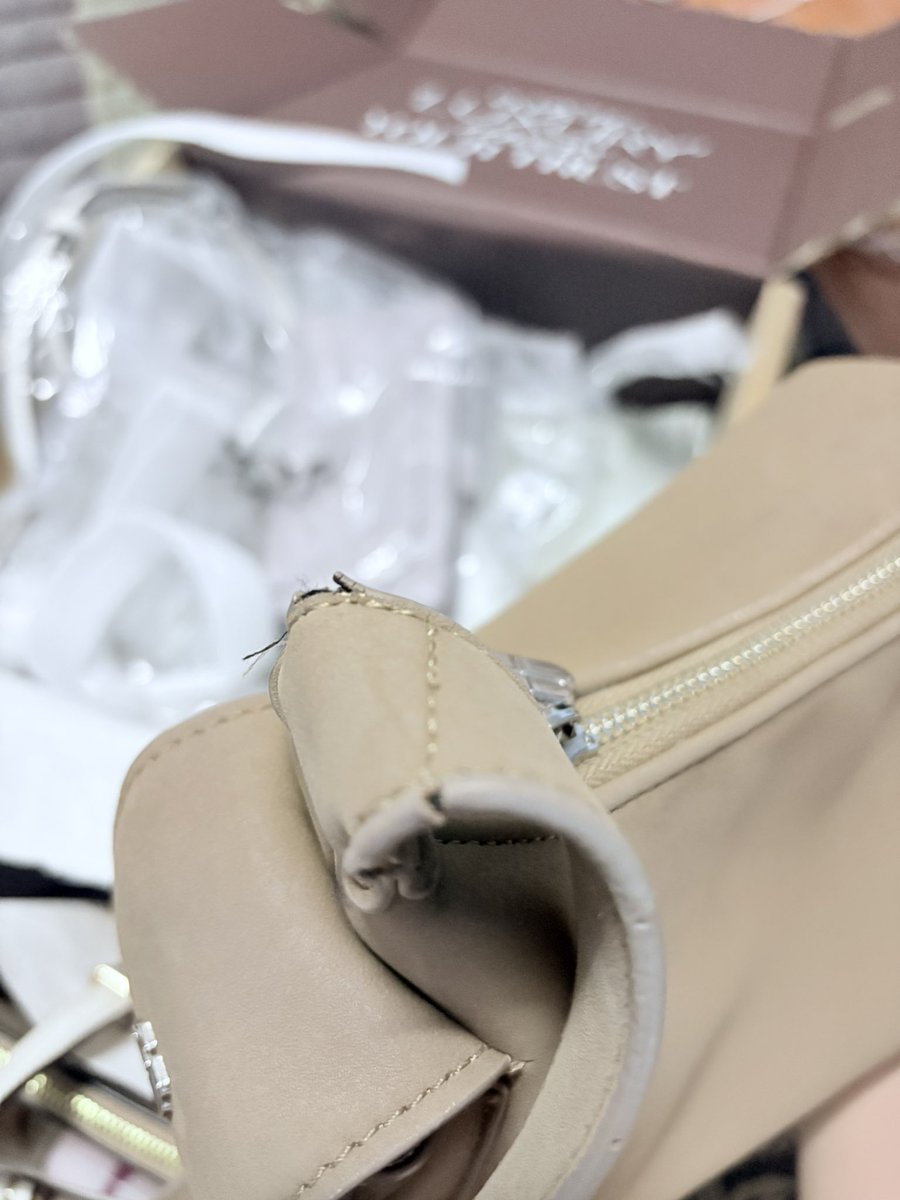 dedokidude's tweet photo. ส่งต่อกระเป๋า labella สภาพตามรูป 280 ส่งฟรี 💘🧚🏻♀️ #ส่งต่อเสื้อผ้ามือสอง #ส่งต่อเสื้อผ้า #เสื้อผ้ามือสอง #เสื้อผ้ามือ2 #ส่งต่อเสื้อผ้ามือ2 #cintageshop #rileyapparels #stylishshop #duex #labella https://t.co/C7XvspN67V