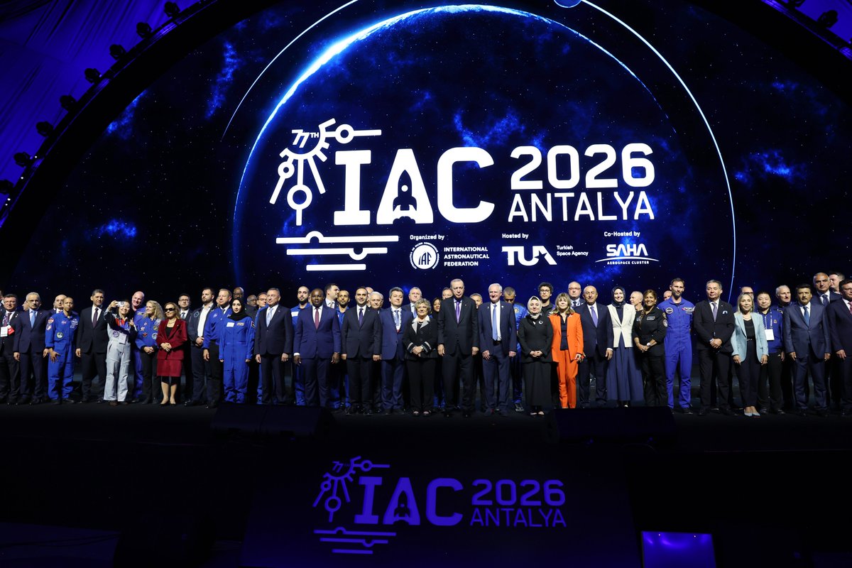 RTErdogan's tweet photo. 77’nci Uluslararası Uzay Kongresi vesilesiyle dünyanın 111 ülkesinden Türkiye’yi teşrif eden dostlarımızla Antalya’mızda bir araya geldik.

Türkiye’nin ilk kez ev sahipliği yaptığı bu büyük buluşmanın ülkelerimiz ve insanlığın ortak geleceği için hayırlı olmasını diliyorum.      

Şurası bir gerçek ki uzay, teknolojik kapasitesi ne olursa olsun bir ülkenin tek başına şekillendirebileceği bir alan olmaktan çıkmış, ortak hedefler etrafında birlikte hareket etmeyi gerektiren küresel bir alana dönüşmüştür.

Uluslararası Uzay Kongresi gibi dünyanın dört bir yanından uzman isimleri bir araya getiren bu önemli buluşmayı, ortak geleceğimizi birlikte şekillendirmek açısından son derece kıymetli buluyoruz.

Uzayın geleceği, aynı zamanda devletlerin, parlamentoların ve uluslararası kuruluşların ortaya koyacağı ortak iradeyle şekillenecektir.

Bu minvalde Uzayda Barış İçin Antalya Deklarasyonu’nu imzalayan tüm katılımcılara teşekkür ediyor, henüz imzalamayan dostlarımızı da bu adımı atmaya davet ediyorum.