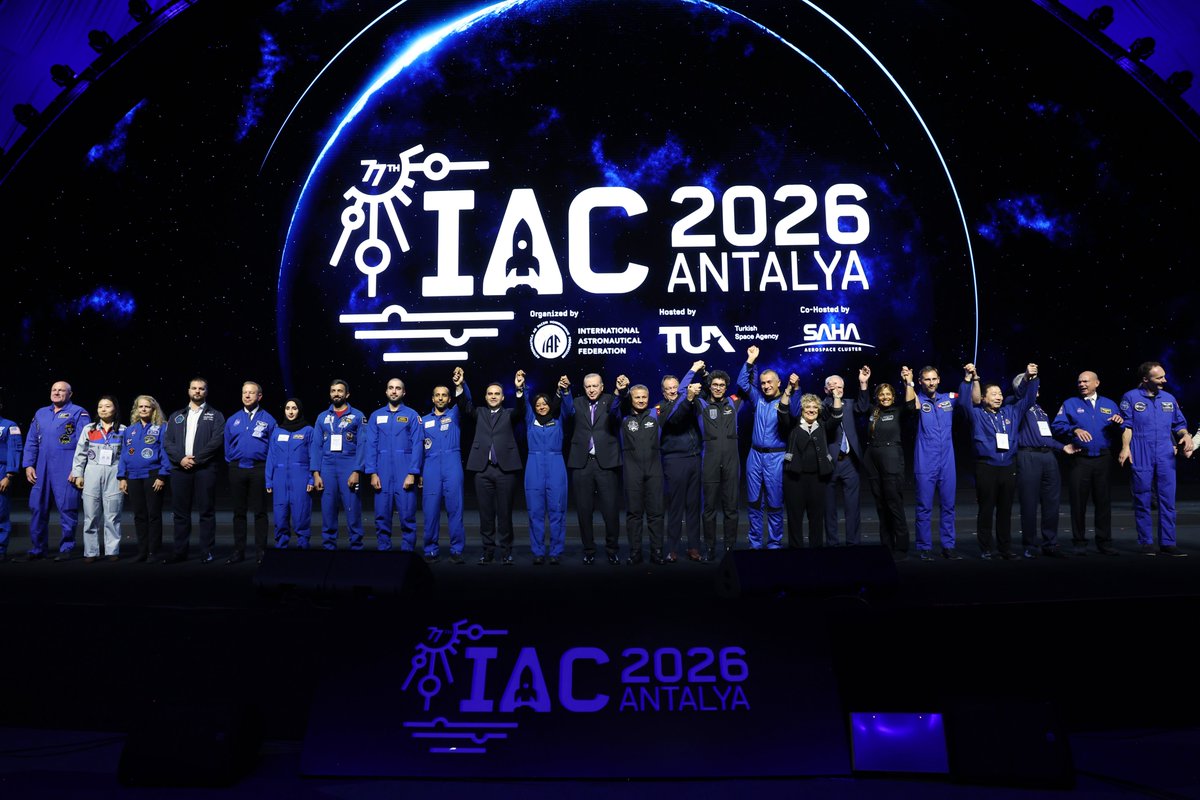 RTErdogan's tweet photo. 77’nci Uluslararası Uzay Kongresi vesilesiyle dünyanın 111 ülkesinden Türkiye’yi teşrif eden dostlarımızla Antalya’mızda bir araya geldik.

Türkiye’nin ilk kez ev sahipliği yaptığı bu büyük buluşmanın ülkelerimiz ve insanlığın ortak geleceği için hayırlı olmasını diliyorum.      

Şurası bir gerçek ki uzay, teknolojik kapasitesi ne olursa olsun bir ülkenin tek başına şekillendirebileceği bir alan olmaktan çıkmış, ortak hedefler etrafında birlikte hareket etmeyi gerektiren küresel bir alana dönüşmüştür.

Uluslararası Uzay Kongresi gibi dünyanın dört bir yanından uzman isimleri bir araya getiren bu önemli buluşmayı, ortak geleceğimizi birlikte şekillendirmek açısından son derece kıymetli buluyoruz.

Uzayın geleceği, aynı zamanda devletlerin, parlamentoların ve uluslararası kuruluşların ortaya koyacağı ortak iradeyle şekillenecektir.

Bu minvalde Uzayda Barış İçin Antalya Deklarasyonu’nu imzalayan tüm katılımcılara teşekkür ediyor, henüz imzalamayan dostlarımızı da bu adımı atmaya davet ediyorum.