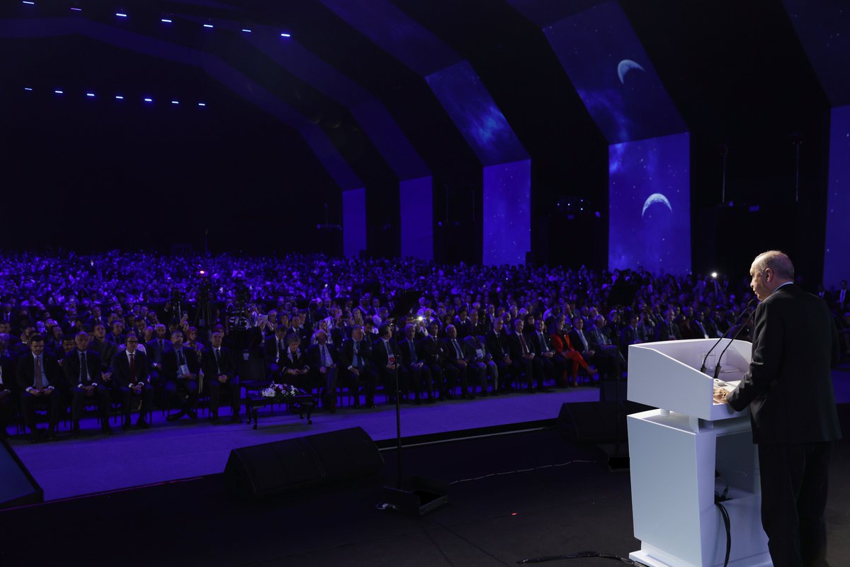 RTErdogan's tweet photo. 77’nci Uluslararası Uzay Kongresi vesilesiyle dünyanın 111 ülkesinden Türkiye’yi teşrif eden dostlarımızla Antalya’mızda bir araya geldik.

Türkiye’nin ilk kez ev sahipliği yaptığı bu büyük buluşmanın ülkelerimiz ve insanlığın ortak geleceği için hayırlı olmasını diliyorum.      

Şurası bir gerçek ki uzay, teknolojik kapasitesi ne olursa olsun bir ülkenin tek başına şekillendirebileceği bir alan olmaktan çıkmış, ortak hedefler etrafında birlikte hareket etmeyi gerektiren küresel bir alana dönüşmüştür.

Uluslararası Uzay Kongresi gibi dünyanın dört bir yanından uzman isimleri bir araya getiren bu önemli buluşmayı, ortak geleceğimizi birlikte şekillendirmek açısından son derece kıymetli buluyoruz.

Uzayın geleceği, aynı zamanda devletlerin, parlamentoların ve uluslararası kuruluşların ortaya koyacağı ortak iradeyle şekillenecektir.

Bu minvalde Uzayda Barış İçin Antalya Deklarasyonu’nu imzalayan tüm katılımcılara teşekkür ediyor, henüz imzalamayan dostlarımızı da bu adımı atmaya davet ediyorum.