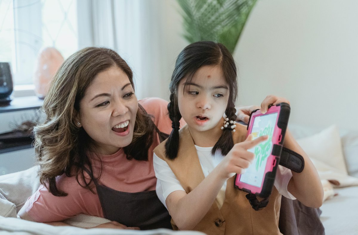 BridgingApps's tweet photo. Not all #screentime is a bad thing. 📱For many children, screen-based assistive technology supports communication, learning, and independence. Learn about common barriers to access and practical solutions for families.

Read more: https://t.co/LXhCWFErZh https://t.co/eZFW1PAto3