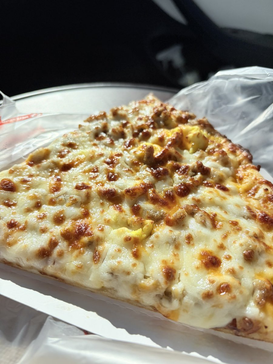 BlazeDrinkwine's tweet photo. My breakfast pizza is better than your breakfast pizza. ๐
#Caseys https://t.co/y4s0i7ased