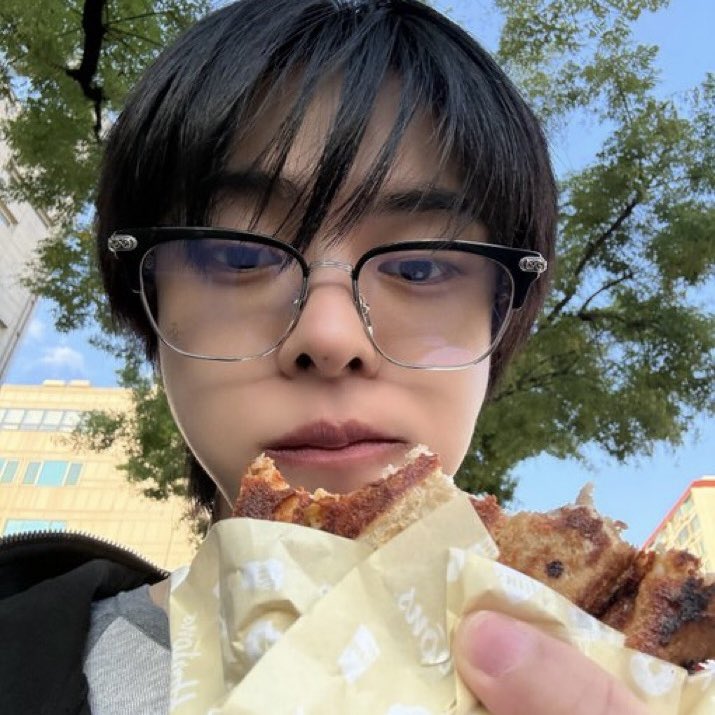 plapongyipp_y's tweet photo. when he’s nerd                        &amp; i’m his first baddie https://t.co/hDdhIFzbmF