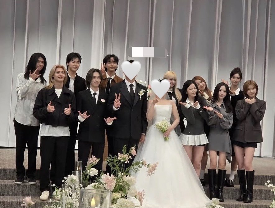 planet__on's tweet photo. 아 제발 누가 결혼식 원판 사진 때 락스타포즈 하는데 https://t.co/Y1efe8IAV4