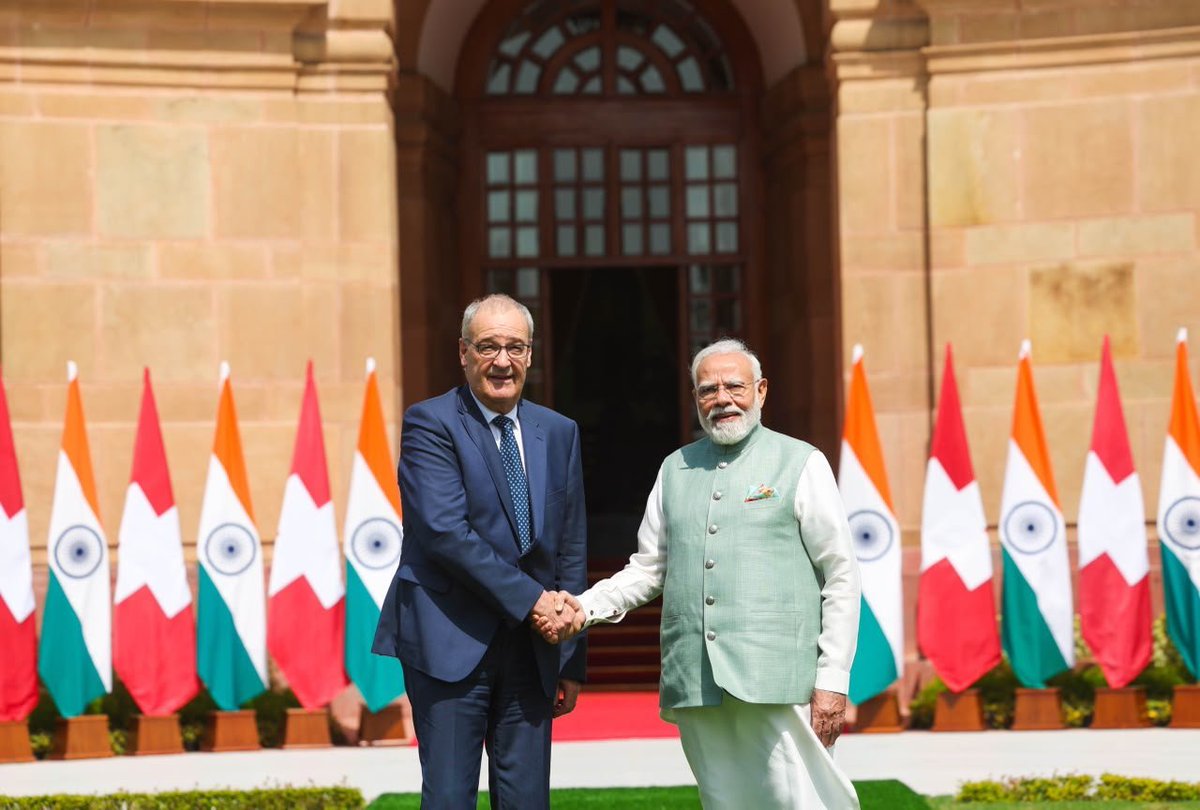 aqibjournalist's tweet photo. इस मेनू में सबसे खास बात यह रही कि उत्तर प्रदेश के जनपद फर्रुखाबाद के प्रसिद्ध आलू और स्थानीय स्वाद को स्विस कुलीनता के साथ मिलाकर एक अद्भुत व्यंजन पेश किया गया।
#CulinaryDiplomacy #BharatSwiss #HyderabadHouse #DiplomaticMenu #DesiSwag #UPTourism https://t.co/Q9MBGijoKf