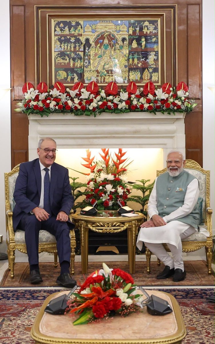 aqibjournalist's tweet photo. इस मेनू में सबसे खास बात यह रही कि उत्तर प्रदेश के जनपद फर्रुखाबाद के प्रसिद्ध आलू और स्थानीय स्वाद को स्विस कुलीनता के साथ मिलाकर एक अद्भुत व्यंजन पेश किया गया।
#CulinaryDiplomacy #BharatSwiss #HyderabadHouse #DiplomaticMenu #DesiSwag #UPTourism https://t.co/Q9MBGijoKf