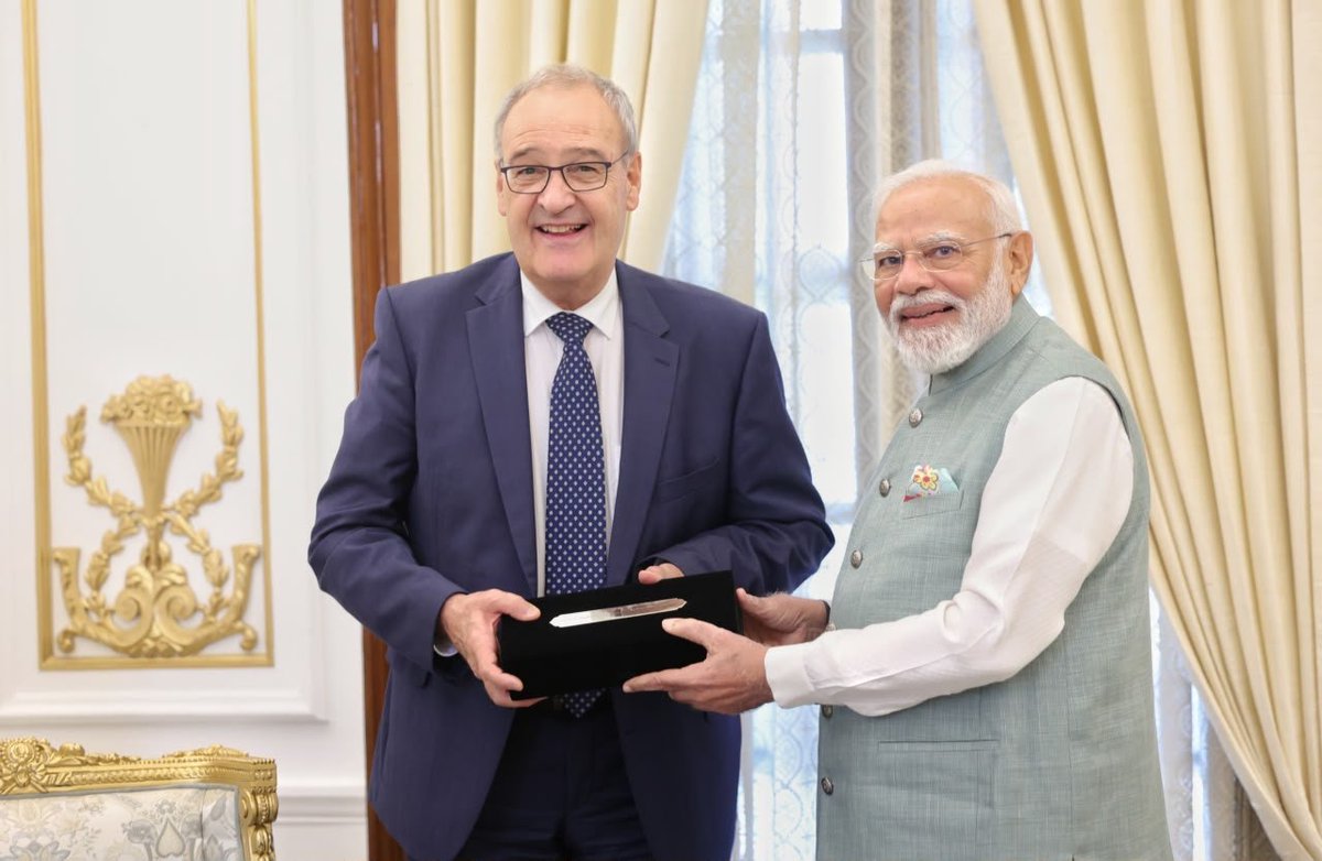 aqibjournalist's tweet photo. इस मेनू में सबसे खास बात यह रही कि उत्तर प्रदेश के जनपद फर्रुखाबाद के प्रसिद्ध आलू और स्थानीय स्वाद को स्विस कुलीनता के साथ मिलाकर एक अद्भुत व्यंजन पेश किया गया।
#CulinaryDiplomacy #BharatSwiss #HyderabadHouse #DiplomaticMenu #DesiSwag #UPTourism https://t.co/Q9MBGijoKf