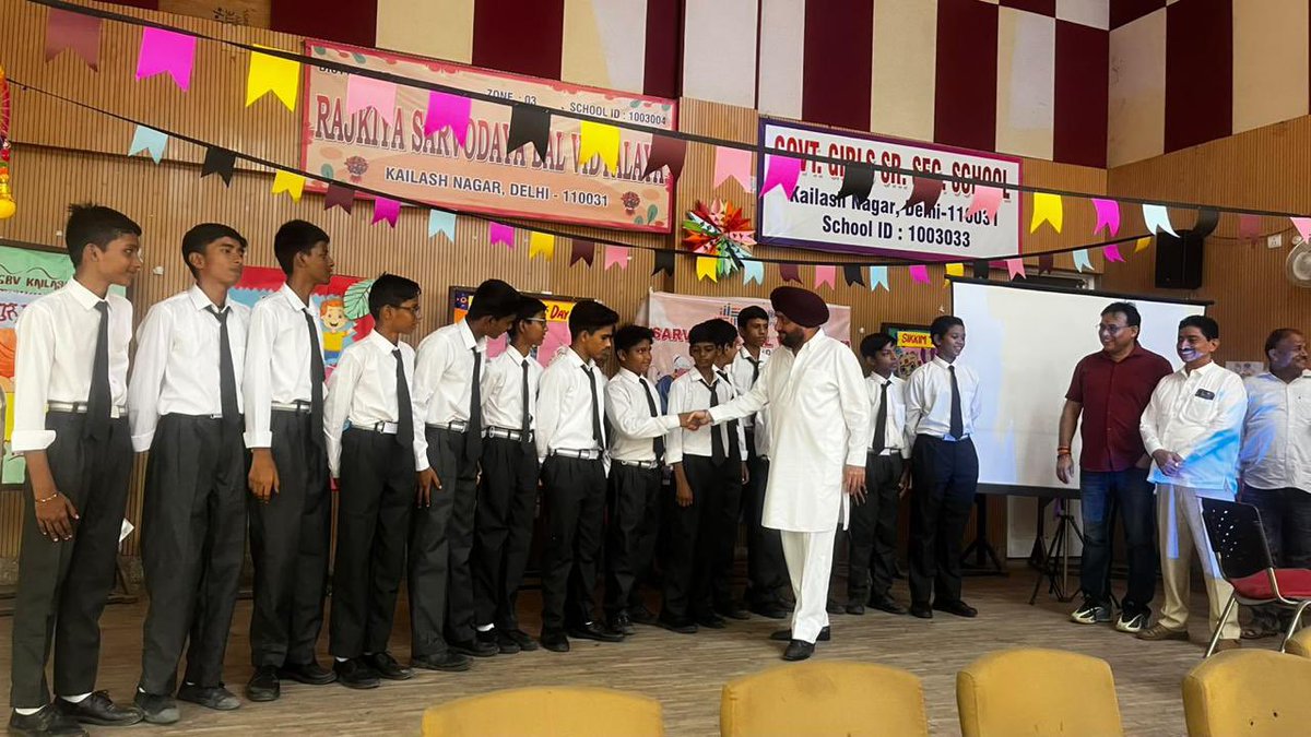 ArvinderLovely's tweet photo. #SevaSankalpAbhiyan की इस कड़ी में आज राजकीय सर्वोदय बाल विद्यालय, कैलाश नगर में आयोजित Grandparents Day कार्यक्रम में सम्मिलित हुआ।

माननीय प्रधानमंत्री श्री @narendramodi जी के जन्मदिवस के उपलक्ष्य में चल रहा यह अभियान सेवा के विभिन्न आयामों को समाज के हर वर्ग से जोड़ने का माध्यम बन रहा है। इसी भावना के साथ आज विद्यार्थियों, उनके अभिभावकों एवं दादा-दादी तथा नाना-नानी से आत्मीय संवाद किया।

हमारे बुजुर्गों का अनुभव, संस्कार और आशीर्वाद नई पीढ़ी के लिए अमूल्य धरोहर हैं। ऐसे आयोजन परिवार, समाज और नई पीढ़ी के बीच जुड़ाव को मजबूत करते हैं और सेवा, संस्कार एवं सामाजिक सरोकारों की भावना को आगे बढ़ाते हैं।