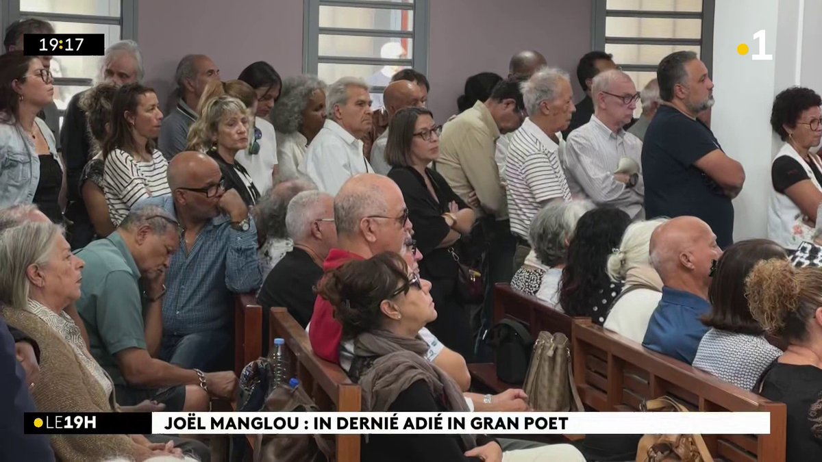 A crowd of mourners attending a memorial service, with a broadcast overlay reading 'JOËL MANGLOU : IN DERNIÉ ADIÉ IN GRAN POET' from French TV channel 1.