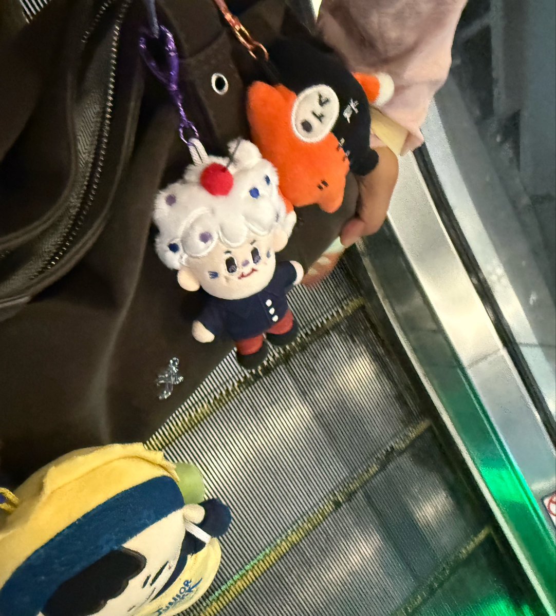 pnxizee's tweet photo. คพส.ชาวติ่งน่ารักมาก คือจั๊นนั่ง mrt มาลงท่าพระ พอออกจากรถไฟ มีน้องตุวจิ๋วคนนึงเดินมายื่นเน้คให้ บอกว่าเห็นพี่แขวน หนูให้ค่ะ น่ารักมาก ขอบคุณมากนะคะ ละน้องตุวจิ๋วเดียวเอง เป็นฟคเจมโฟ้ดแน่ๆ เพราะสะพายกระเป๋าลคน ❤️‍🩹🤏🏻🥺

#GMMTVFANIVAL2026HappyFamily
#NILKNHAKE https://t.co/7IItslzpu1