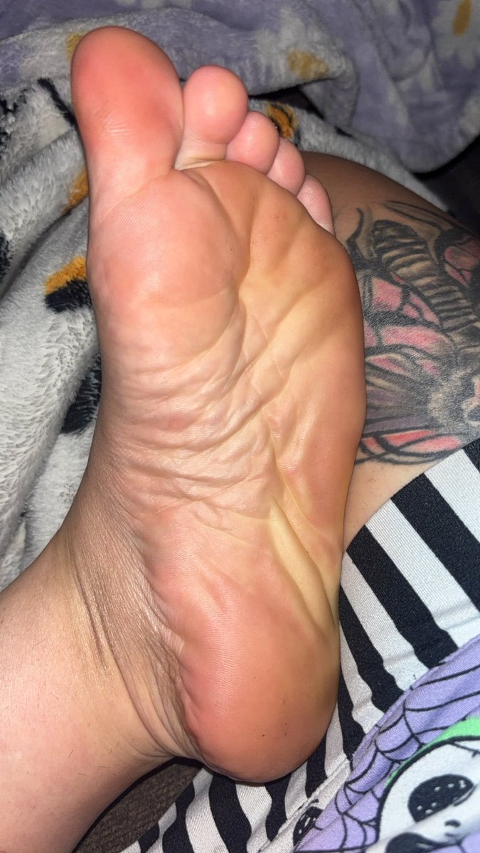 MoonaeGoddess's tweet photo. Count the wrinkles on my dirty feet until you can’t anymore then do it again and again 😝 https://t.co/Fl2hJG9ti7