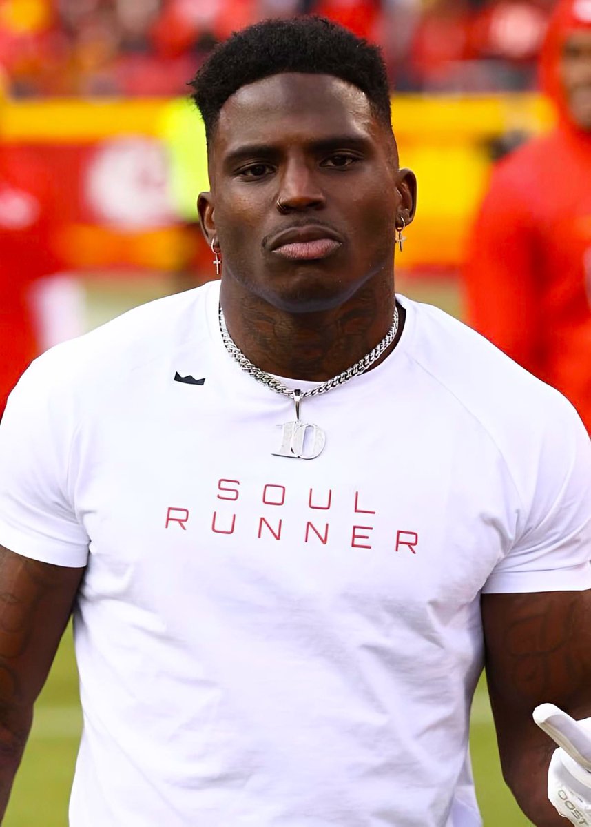 PolymarketSport's tweet photo. 🚨JUST IN: Tyreek Hill’s agent has confirmed multiple teams are interested in signing the veteran wide receiver 

The Chiefs have been in constant contact with Hill https://t.co/krPQVnYFEN
