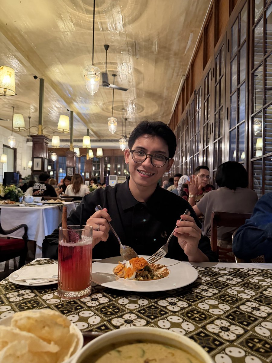 shenvxz's tweet photo. best birthday party ever 🥰🤩 https://t.co/vrx8TWPdEL
