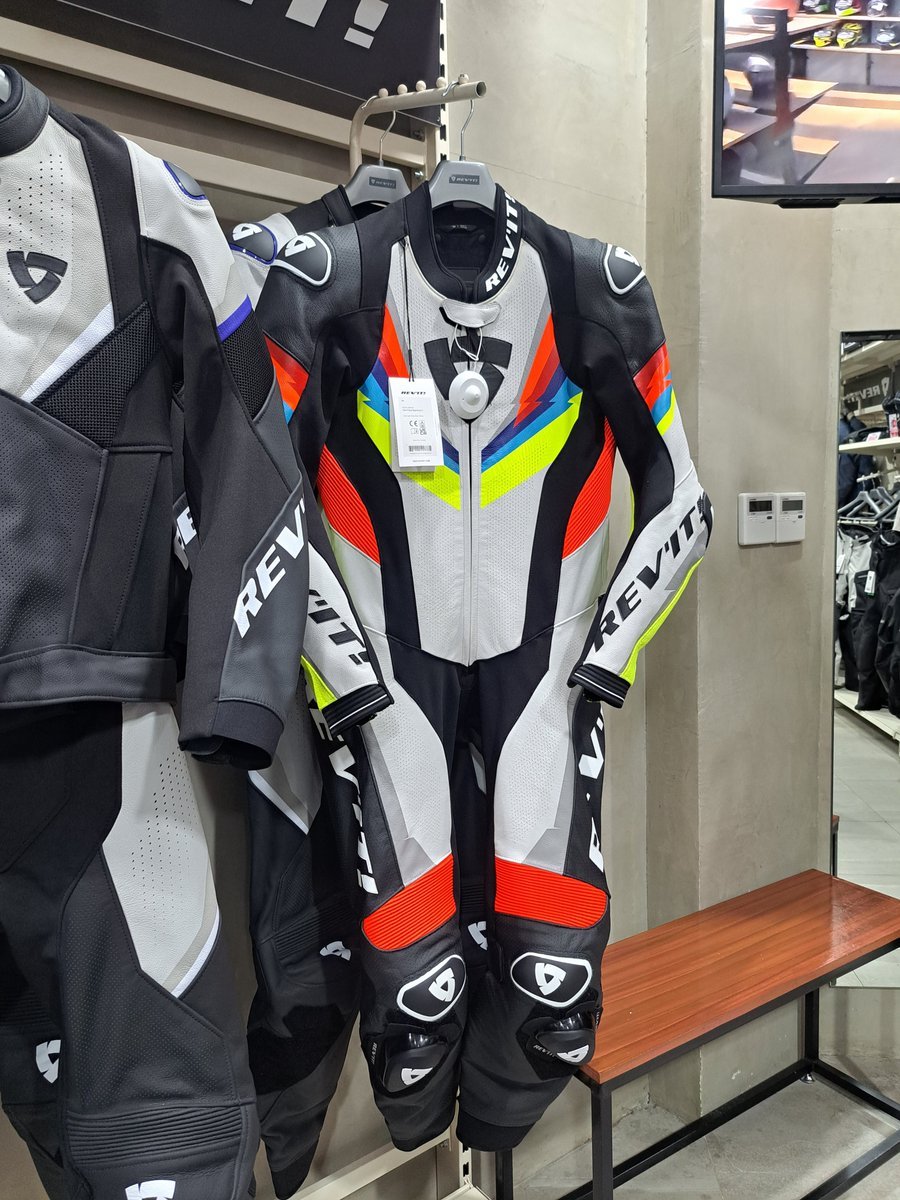 BikerLoverPh's tweet photo. One Piece Rev'it! Quantum 3
The Light Grey-Neon Yellow variation looks soooo 👀!

Aghhh I want it! 🥺

#leatherbiker #gearfetish #bikerfetish #bikersuit #leatherfetish #bikerfetish
#fetishph #fetishmnl #bikermnl #leathermnl #bikerph #leatherph https://t.co/fSDxeyWP51
