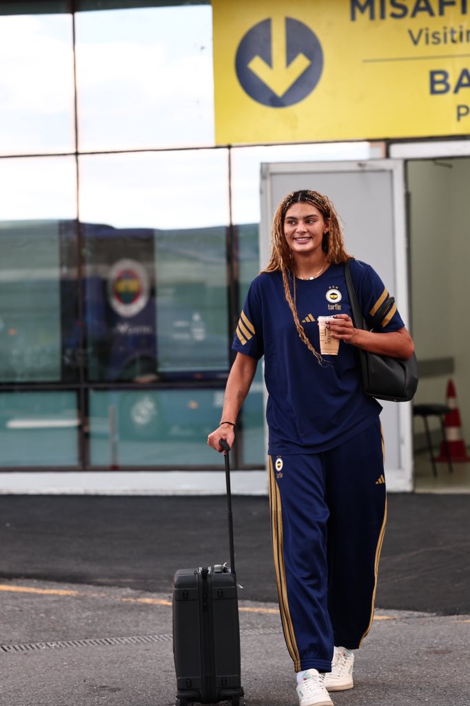 EuroLeagueWomen's tweet photo. 💛💙 look good on you, @laurenbetts12!
#EuroLeagueWomen x @fbkadinbasket https://t.co/WRhF6PCSVF