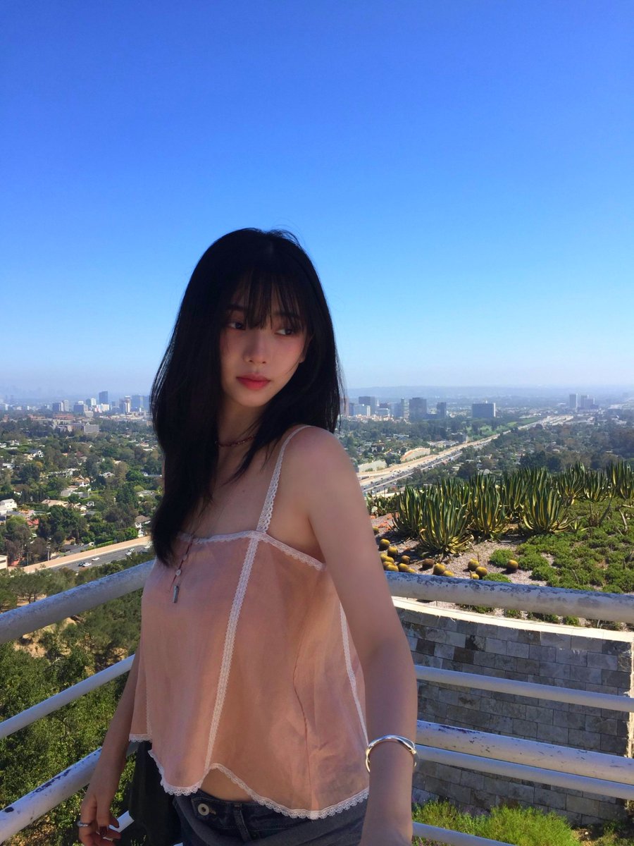 Qarinxx's tweet photo. She belongs where the sky begins. https://t.co/oBYbPJeH8f