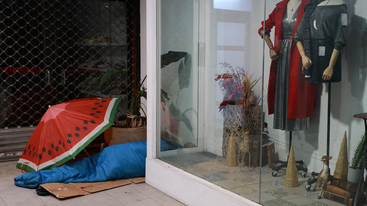 ArrelsFundacio's tweet photo. Què fer si, durant aquests dies de pluja intensa, veus una persona vivint al carrer a Barcelona? https://t.co/bXLwz2vHRT