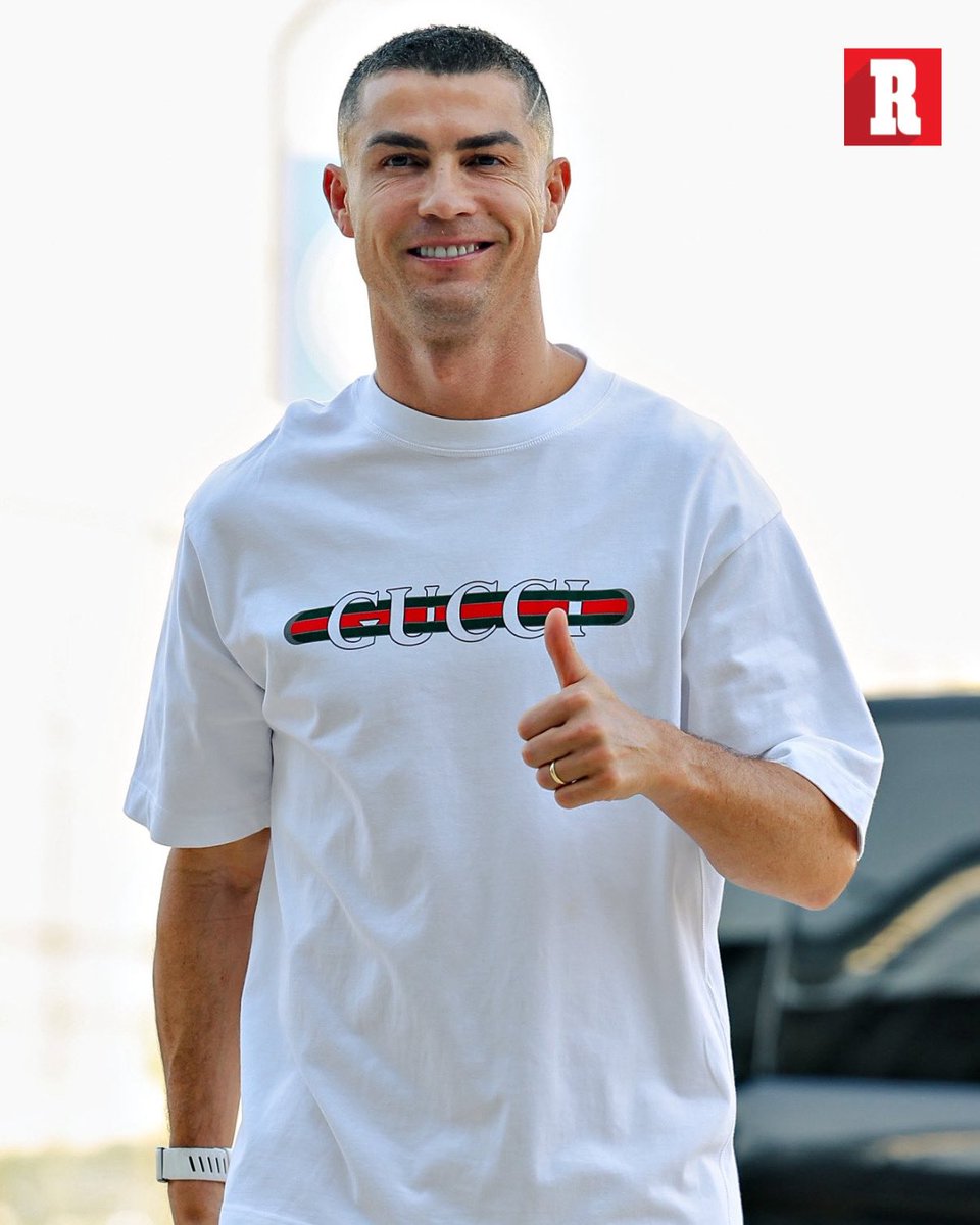 record_mexico's tweet photo. SONRÍE EL FUTBOL MUNDIAL. SONRÍE CRISTIANO
CR7 ESTÁ DE REGRESO CON EL AL NASSR

Cristiano ya reportó con su equipo luego de irse de su Selección. Trae nuevo look. 

Se ve bien. Todo estará bien; Cris. https://t.co/vki677YxnP