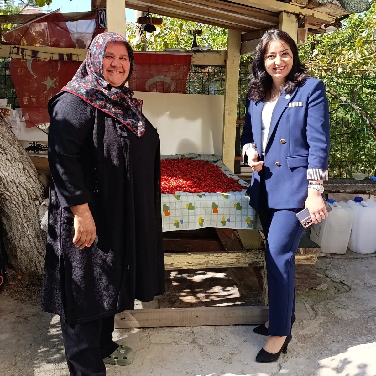 CihanurOncar's tweet photo. Tesadüfen başlayan bir tebessüm,gönülden kurulan güzel bir bağ…😊

​Bugün kapısını çaldığımız kıymetli hemşehrimizi @iyiparti Pursaklar İlçe Teşkilatımıza davet ettik. Biz sadece oylara değil,kalpten kurulan komşuluklara da talibiz.

​Bir selam, bir tebessüm..İşte siyasetimiz!☀️ https://t.co/39SlWV78nO