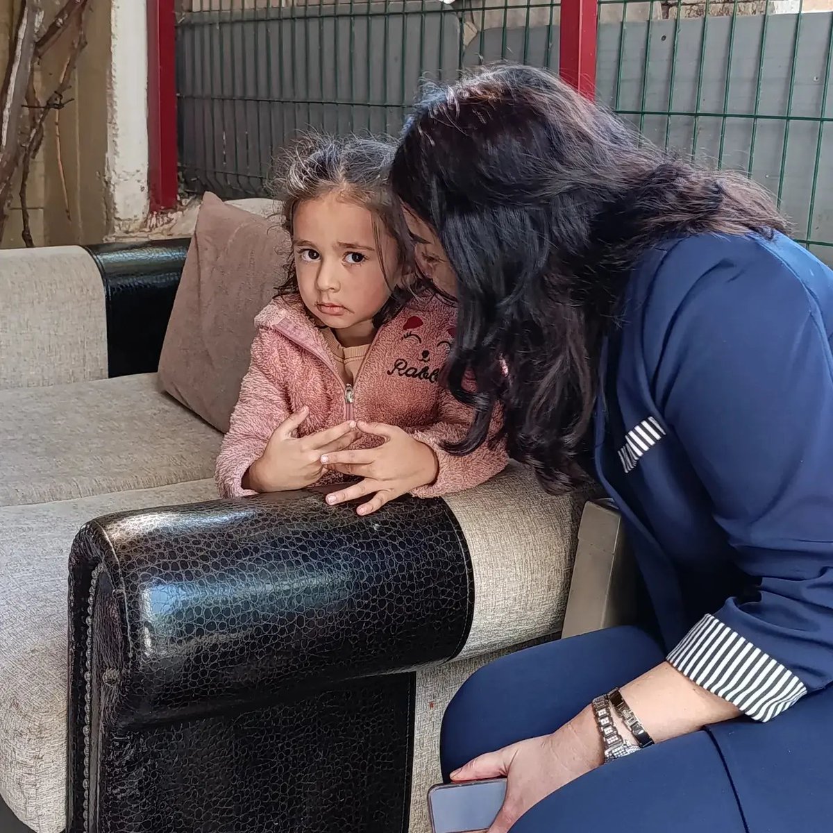 CihanurOncar's tweet photo. Tesadüfen başlayan bir tebessüm,gönülden kurulan güzel bir bağ…😊

​Bugün kapısını çaldığımız kıymetli hemşehrimizi @iyiparti Pursaklar İlçe Teşkilatımıza davet ettik. Biz sadece oylara değil,kalpten kurulan komşuluklara da talibiz.

​Bir selam, bir tebessüm..İşte siyasetimiz!☀️ https://t.co/39SlWV78nO