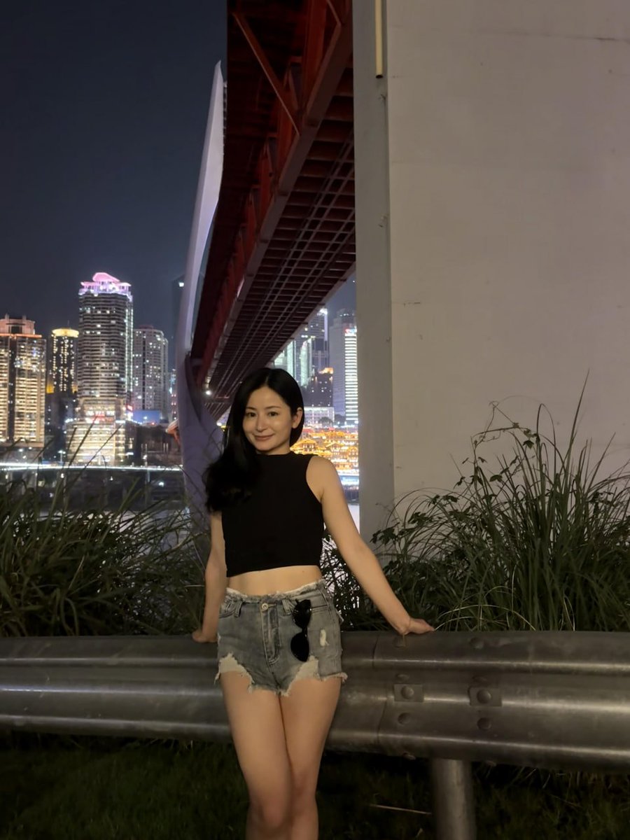 NadhrahRashid's tweet photo. 白天是解决问题的人，晚上想互换一下身份，想被人当做问题来解决.... https://t.co/17FRk7tguw