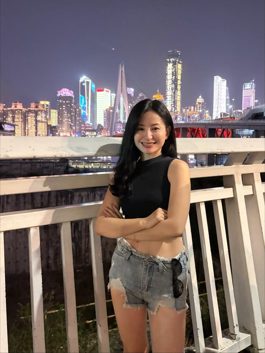 NadhrahRashid's tweet photo. 白天是解决问题的人，晚上想互换一下身份，想被人当做问题来解决.... https://t.co/17FRk7tguw