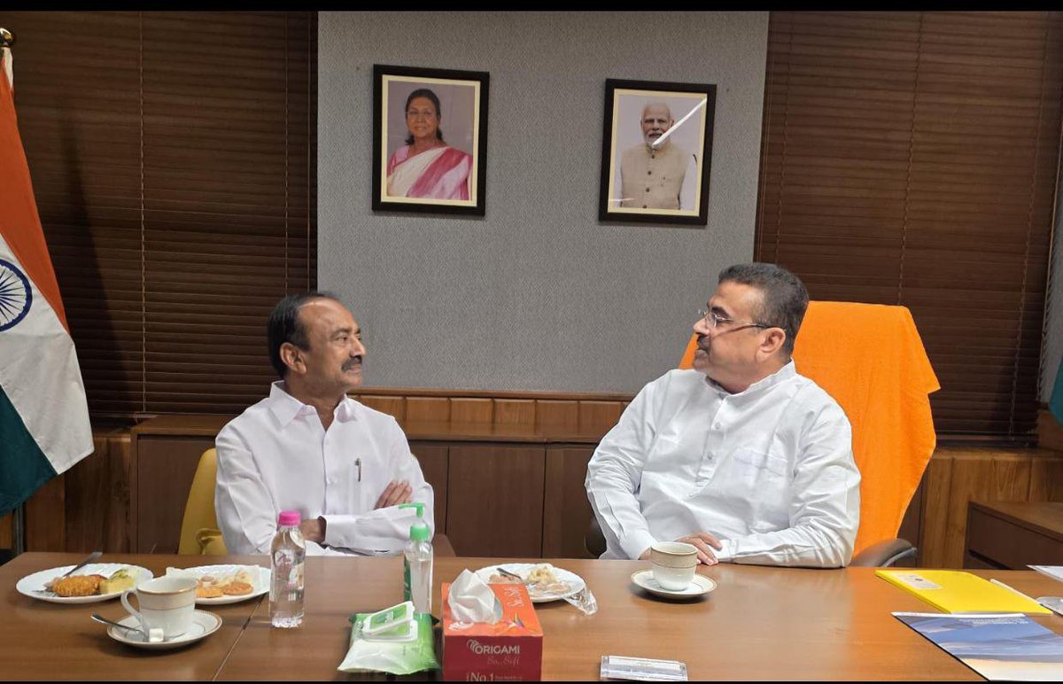 BJPOBCBHPL4's tweet photo. పశ్చిమబెంగాల్ ముఖ్యమంత్రి సువేంద్ర అధికారినీ  మర్యాదపూర్వకంగా కలిసిన మల్కాజిగిరి పార్లమెంటు ఎంపీ ఈటెల రాజేంద్ర అన్న గారు జైశ్రీరామ్ జై జై శ్రీరామ్ https://t.co/eFsq0q4qux