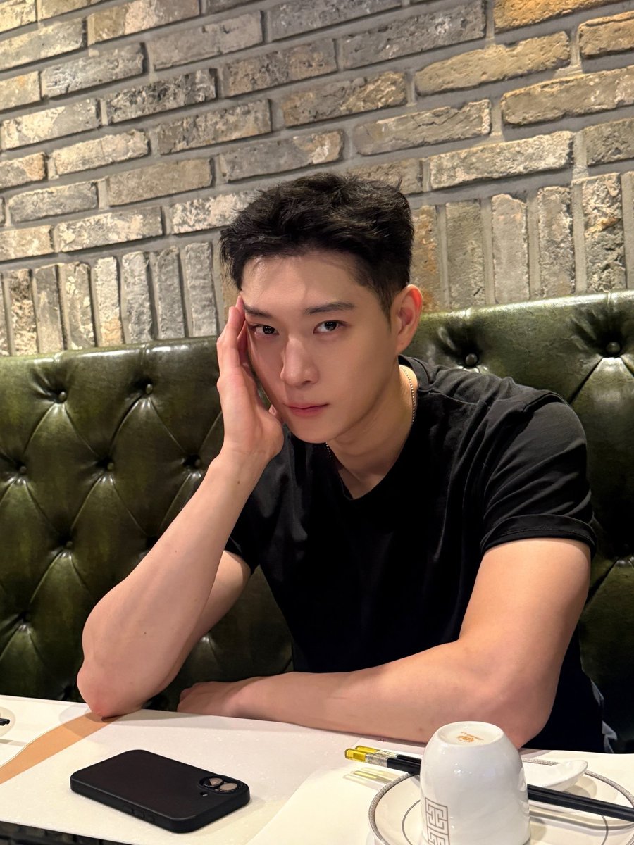 gfriendmingyu's tweet photo. Mau sungkem dan berterima kasih sama yang udah motong rambut kim youngdae 🫰🏻 https://t.co/4vJGP8pgy6